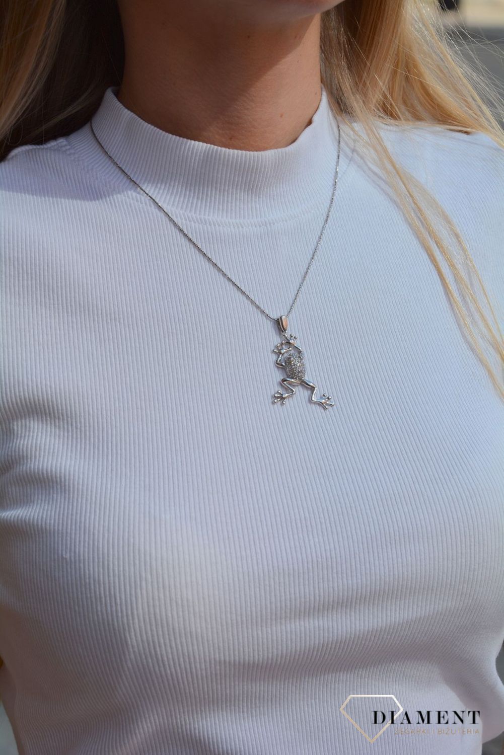 Wisiorek srebrny Żabka z cyrkoniami Żabka dla miłośników prezentów na szczęście. Piękny prezent dla wielbicieli powodzenia z motywem żabki. Srebrne wisiorki od Salonu Diament2.jpg